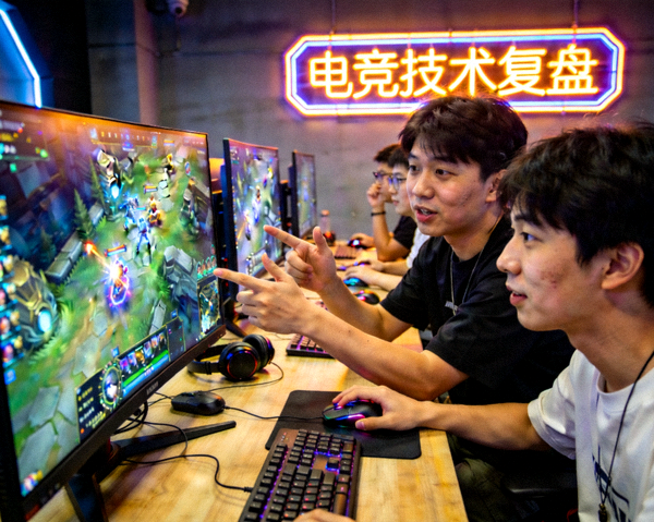 电竞主题线下沙龙技术玩家聚精会神复盘精彩团战